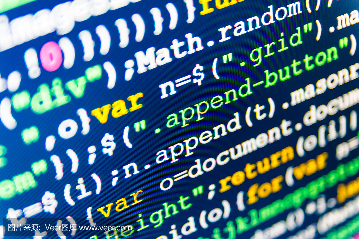 軟件開(kāi)發(fā)人員編程代碼在計(jì)算機(jī)上